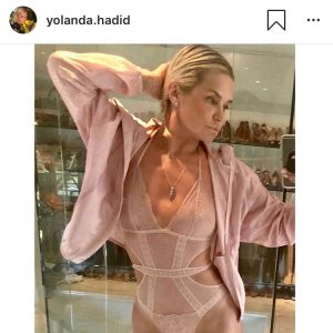 Yolanda Hadid via il Botox e le protesi: l’inno ad un corpo naturale