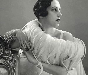 Elsa Schiaparelli, un’italiana a Parigi: gli abiti e il colore iconico che ha fatto moda