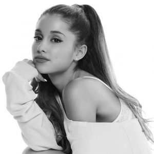 Ariana Grande in “7 Rings” canta l’amicizia e la shopping therapy