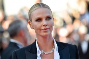 Charlize Theron più in forma che mai cambia vita a 45 anni. Ha venduto la sua casa di lusso a Los Angeles