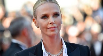 Charlize Theron più in forma che mai cambia vita a 45 anni. Ha venduto la sua casa di lusso a Los Angeles