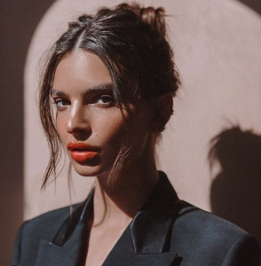 Plauso a Emily Ratajkowski: la foto su Instagram fa una strage di like, e non solo