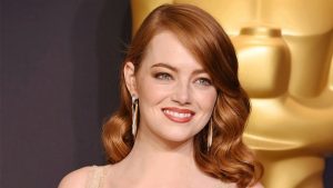 Emma Stone cambia look e sfoggia capelli color cioccolato