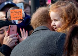 «GingersUnite!»: il tenero abbraccio del principe Harry alla bambina dai capelli rossi