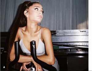 Ariana Grande “double trouble”: le sbagliano il tatuaggio due volte di seguito