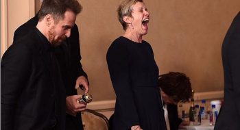 Frances Mcdormand porta l’anticonformismo alla notte degli Oscar: i fotografi sono tutti per lei