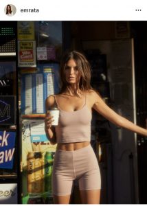 La top model Emily Ratajkowski veste la sua nuova linea di intimo underground Bodega