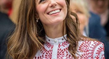 Kate Middleton e l’abito effetto trompe l’oeil firmato Made in Italy al gala di Cambridge