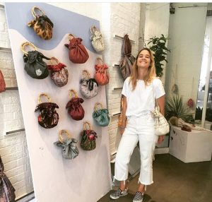 Emily Levine ex designer di Etro promuove una sua linea di borse incentivando lo ‘’Slow Fashion’’