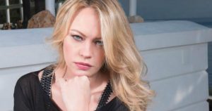 Anna Falchi “hot” su Instagram:  sul letto in tacchi a spillo e senza slip
