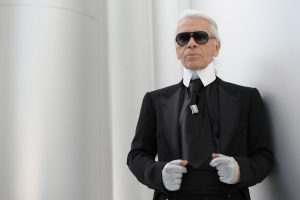 Karl Lagerfeld, l’esteta irriverente che ci ha insegnato come disegnare la vita