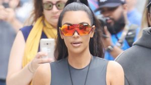 Kim Kardashian lancia una linea di occhiali da sole super cool e low cost