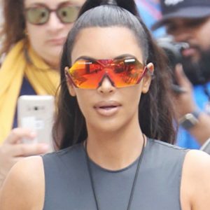Kim Kardashian lancia una linea di occhiali da sole super cool e low cost