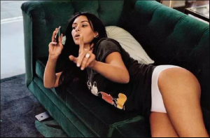 Kim Kardashian ha scoperto l’elisir di giovinezza: non sorridere più