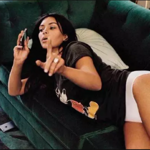 Kim Kardashian ha scoperto l’elisir di giovinezza: non sorridere più