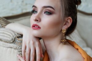 Make-up primavera 2019: rossetto rosso e occhi nude