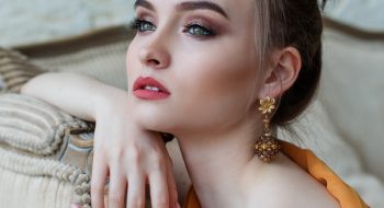 Make-up primavera 2019: rossetto rosso e occhi nude