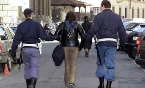 Faceva prostituire la figlia di 12 anni: arrestata e condannata