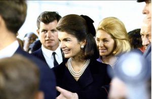 Icone di stile: Jackie Kennedy tra charme francese e perbenismo americano, indimenticabile