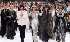 Chanel rende omaggio a Karl Lagerfeld su una pista coperta di neve, Fall/2019