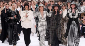 Chanel rende omaggio a Karl Lagerfeld su una pista coperta di neve, Fall/2019