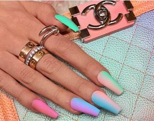 Nail art primavera-estate 2019: Rainbow hand