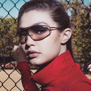 Gigi Hadid e la nuova collezione di occhiali da sole per Vogue: anni ’90 style