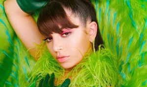 Charli XCX: popstar emergente e icona di stile anni ’90