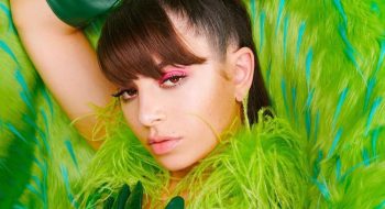 Charli XCX: popstar emergente e icona di stile anni ’90