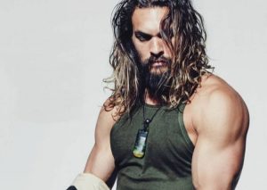 L’uomo con i capelli lunghi è di tendenza nel 2019: affascinante e sensuale