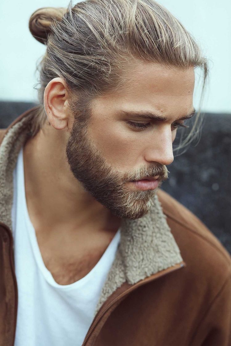 L Uomo Con I Capelli Lunghi E Di Moda Nel 19 Affascinante E Sensuale