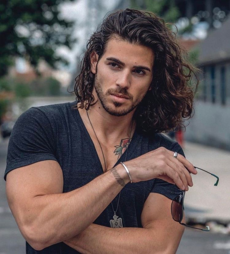 L Uomo Con I Capelli Lunghi E Di Moda Nel 19 Affascinante E Sensuale