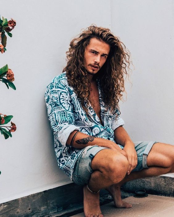 L Uomo Con I Capelli Lunghi E Di Moda Nel 19 Affascinante E Sensuale