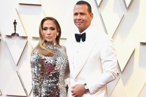 Jennifer Lopez si protegge sotto un capospalla di Max Mara dal tradimento del suo promesso sposo