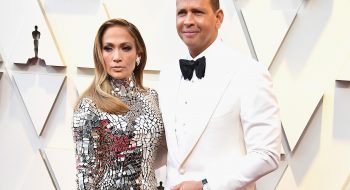 Jennifer Lopez si protegge sotto un capospalla di Max Mara dal tradimento del suo promesso sposo