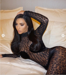 Kim Kardashian a caccia con trasparenze e animalier