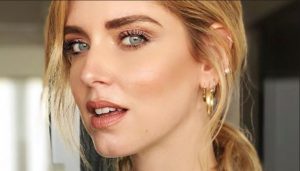 Chiara Ferragni e il selfie con Leone in passeggino: gli haters si scatenano