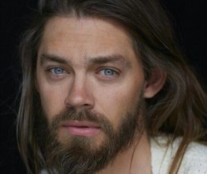 Tom Payne attore o modello? Il nuovo look del protagonista di The Walking Dead