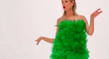 Alessia Marcuzzi: l’abito di piume verde che fa subito tendenza