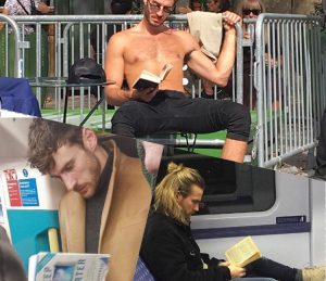 Hot Dudes Reading: la pagina Instagram con uomini super belli e intellettuali