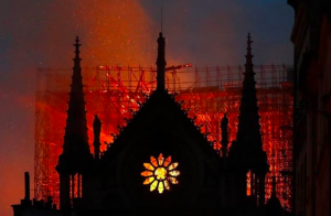 Parigi non sarà mai più la stessa: Notre Dame divorata dalle fiamme, le drammatiche immagini del rogo – FOTO/VIDEO