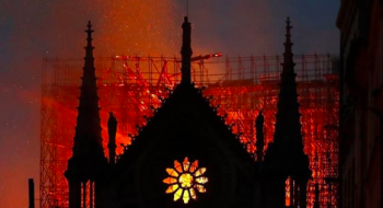 Parigi non sarà mai più la stessa: Notre Dame divorata dalle fiamme, le drammatiche immagini del rogo – FOTO/VIDEO