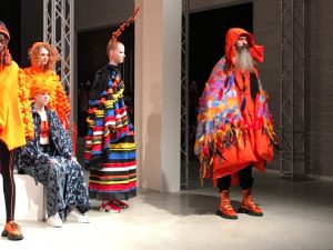 Gli usi e costumi della moda 2019: tra etno-chic e tribale