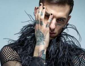 Achille Lauro: la chiamata da X Factor, un album appena sfornato e un look esagerato