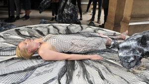 Gwendoline Christie indossa un Iris van Herpen di fuoco e ghiaccio: GoT New York Premiere