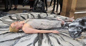 Gwendoline Christie indossa un Iris van Herpen di fuoco e ghiaccio: GoT New York Premiere