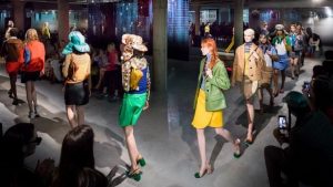 Prada Cruise 2020: Miuccia si ribella agli eccessi della moda