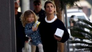 Elisabetta Canalis e la figlia Skyler Eva come due gemelle sfoggiano un look identico