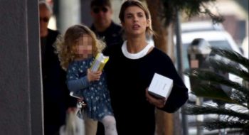 Elisabetta Canalis e la figlia Skyler Eva come due gemelle sfoggiano un look identico