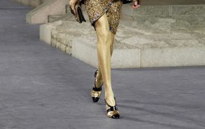 Karl Lagerfeld: le scarpe Chanel color oro, il ‘’Kaiser’’ della moda detta ancora tendenze